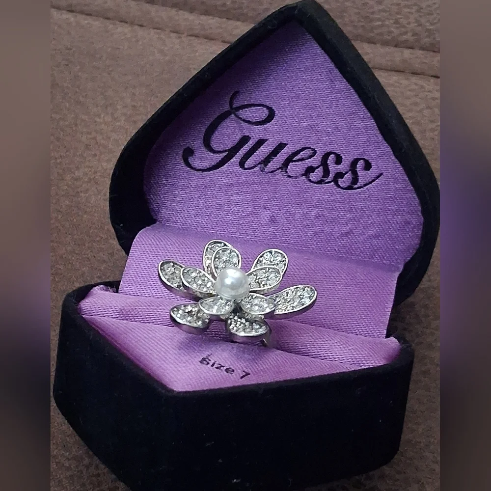 Guess Silvertone Flower Ring with Pearl Center Size 7